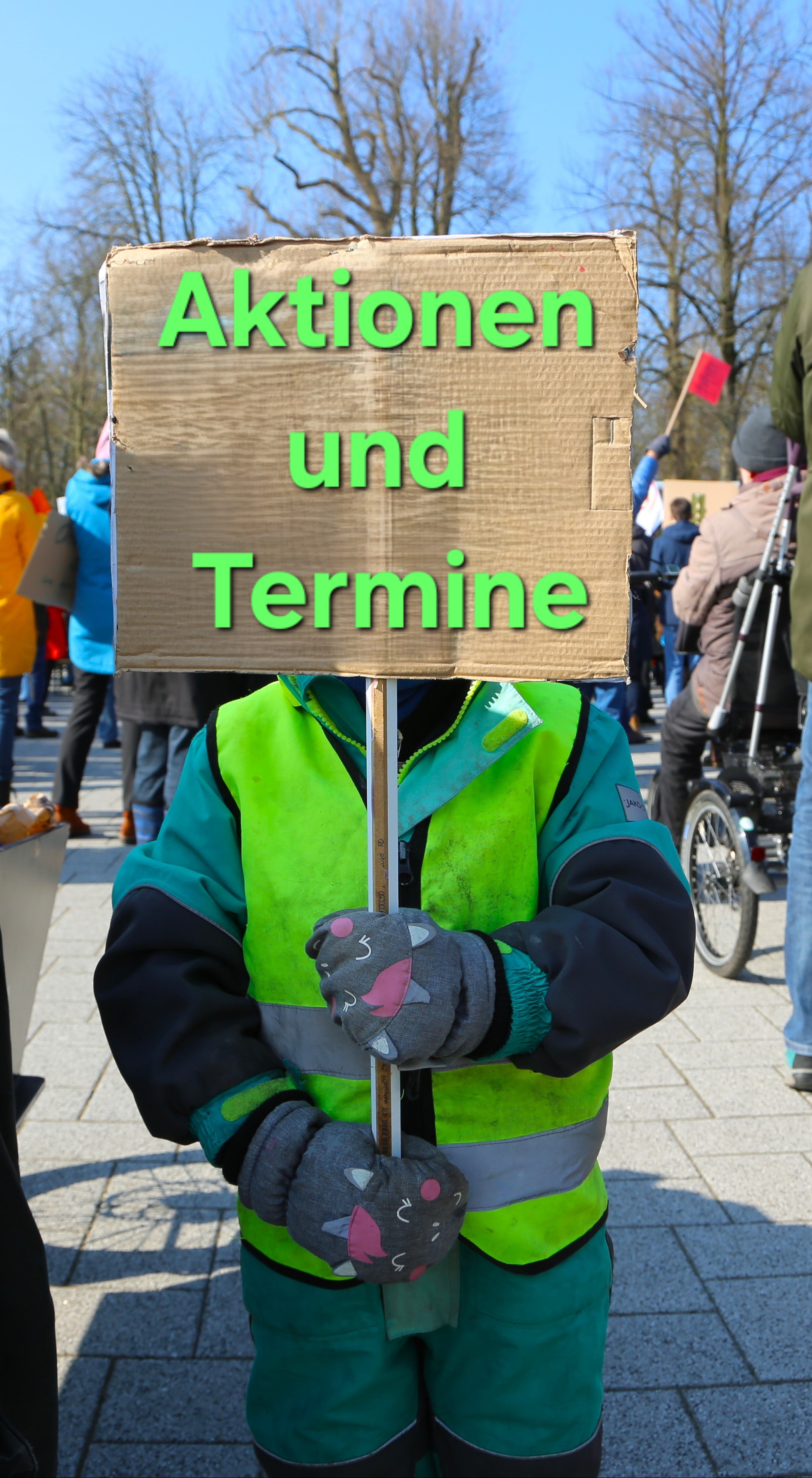 kind-mit-schild.jpg